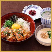 夏のおすすめランチ 鶏つくねと三種のネバネバ月見とろろ丼の画像