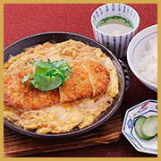 夏のおすすめランチ チキンカツ煮 土鍋和風だし仕立ての画像